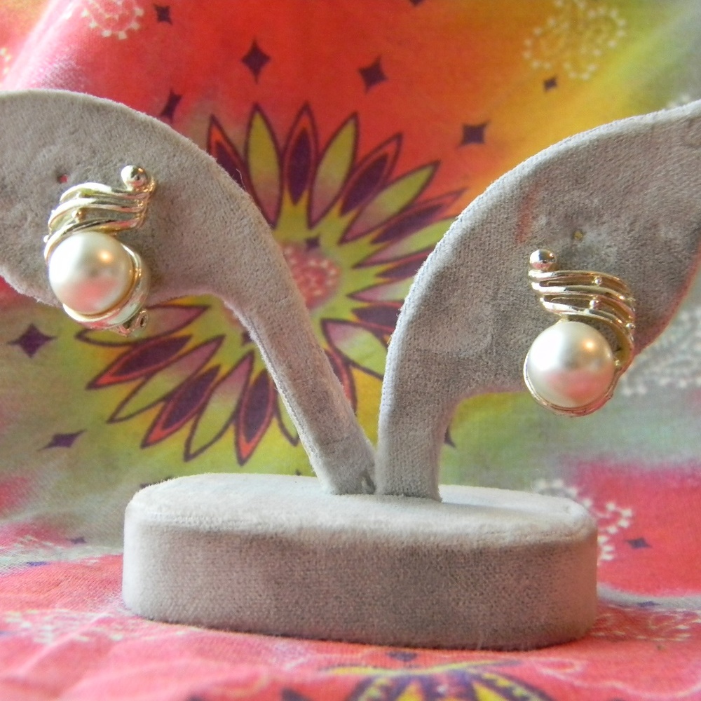 Large Faux Peral With Sliver Swoop Earring's